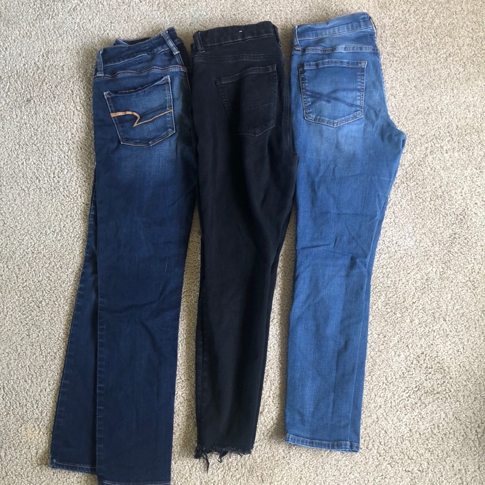 3 pairs of jeans 2 American Eagle 1 Aeropostale size 4 Short and X-short